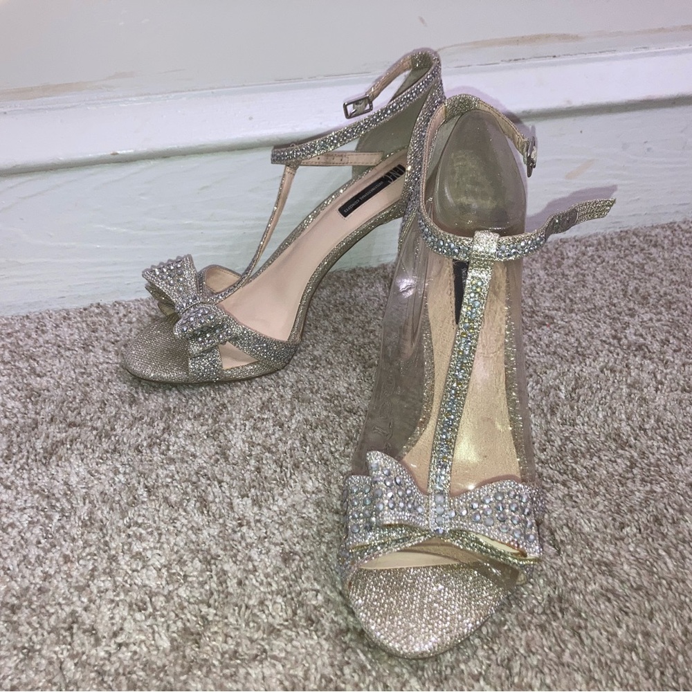 GUC | Elegant Silver Stiletto Heels with Strappy Bow Design Sz 10